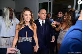 Página oficial do narrador galvão bueno. Mulher De Galvao Bueno Desiree Soares Escolheu Um Vestido Azul Com Pedraria Para O Casamento De Marina Ruy Barbosa E Xandinho Negrao Em Campinas Sao Paulo Purepeople