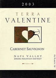 La nariz se abre con fruta brillante, pasas, especias, chocolate amargo, cedro y plomo. Terra Valentine Cabernet Sauvignon Haskell S