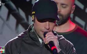 In fondo qui sull'erba siamo mille mille sento tutto sulla pelle, pelle ma vedo solo te baby te baby mi sembra di morire quando parli di me in un modo che odio aiutami a capire se alla fine di me vedi solo. Fedez Al Concerto Del Primo Maggio 2021 Testo E Video Del Discorso
