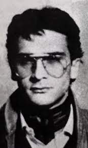 Chiamato u sicco ecco uno scatto inedito che lo mostra a vent'anni, in doppiopetto, con i classici occhiali a goccia dell'identikit in circolo tra gli investigatori. Matteo Messina Denaro Imdb