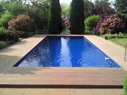Poolumrandung Holz Wpc Rechteckig Gartenrasen Naturstein Straeucher Pool Umrandung Poolumrandung Holz Swimmingpool Rechteckig
