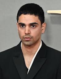 Overcompensating (TV Series 2025– )