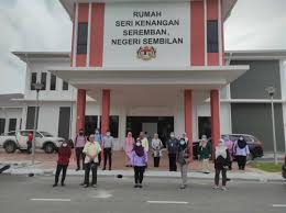 Dia hanya gelandangan yang tiap hari menjelajahi jalanan ningbo cheng guorong es el descubrimiento de un fotógrafo independiente que observó su capacidad para combinar la ropa que. Rumah Seri Kenangan Seremban Posts Facebook