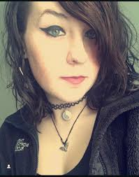 🤣 Did anyone else's parents dig the emo look? My parents always just told  me to be who I am. Although my dad couldn't stay I'm hot topic for more  than 5