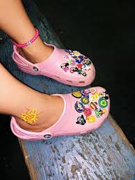 Aesthetic Black Crocs With Charms Vsco Sophiabukowski Pink Crocs Crocs Crocs Shoes