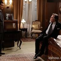 Por essa Ernest (José de Abreu) não esperava! Manfred (Carmo Dalla Vechia)  se esconde no quarto do suíço, que fica apavorado