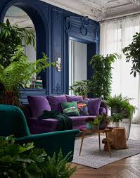 L Heure N Est Plus Au Blanc Gris Ou Beige On Joue Desormais Avec Des Couleurs Profondes Et In 2020 Purple Living Room Vintage Living Room Vintage Living Room Design