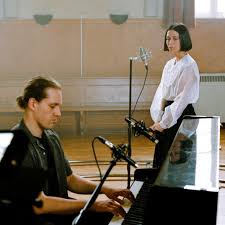 J'ai demandé à la lune (i asked the moon in english) is the most popular song from the 2002 album paradize which allowed indochine to reconnect with the media that had abandoned the band a decade earlier. J Ai Demande A La Lune Reprise D Indochine Le Canal Auditif