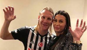 Galatasaray'da mostafa mohamed, dinamo bükreş'e karşı oynanan hazırlık maçında sakatlandı. Domagoj Vida Nin Esinden Mostafa Mohamed E Gonderme Orta Cizgi Besiktas Haberleri Besiktas Transfer Haberleri