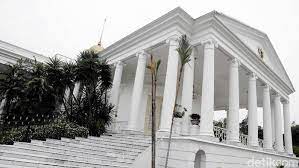 Gedung yang mulai dibangun 1796 pada masa pemerintahan gubernur jenderal pieter gerardus van overstraten dan selesai 1804 pada masa pemerintahan gubernur jenderal johannes siberg ini semula merupakan rumah peristirahatan luar kota milik pengusaha belanda, j a van braam. Viral Warga Ke Istana Bogor Sabtu Malam Istana Tak Ada Pembagian Sembako