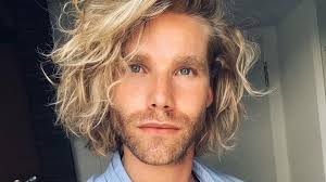 Mens layered long hair does not lack texture. Feuerherz Matts Coming Out So Hat Seine Familie Reagiert Promiflash De