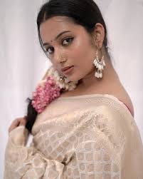 Traditional khadi buti weave Georgette White Banarasi Saree in rich floral  pallu and Blouse 👉 Kindly dm to place your order or WhatsApp us at  +917736077142 #handloomsaree#khadigeorgette#banarasisaree#silksarees