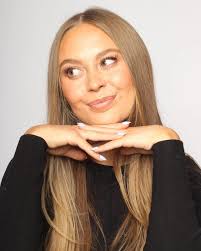 Hi, I'm Rachelle, the heart and hands behind Palmetto Bride! Some fun facts  about me: •I lived in South Carolina for 2 summers, which is the inspo  behind the name Palmetto Bride💗 •