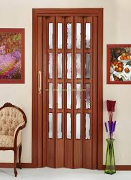 El frente en vidrio ahumado permite que la señal de los controles remotos pasen a través de la puerta. Puertas Plegables A Medida De Madera Y Pvc