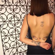 It can range from different types of flowers and can be inked on the wrist, spine, or stretched on the arm. Small Tattoos For Girls Best Girls Tattoos Ideas With Photos Tattoos Little Tattoo For Girls Girl Tattoos