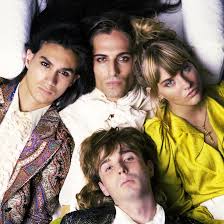 Måneskin is an italian rock band from rome, consisting of lead vocalist damiano david, bassist victoria de angelis, guitarist thomas raggi, and drummer ethan torchio. I Maneskin A Sanremo 2021 Con Il Loro Rock