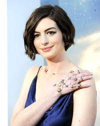 Out Of This World See Anne Hathaway S Starry Interstellar Hand Jewels Celebrity Trends Anne Hathaway Red Carpet Jewelry