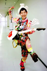 篠原ともえ43歳“国際的デザイナー”となるまでの紆余曲折。シノラーブーム、台湾事件、中村獅童との交際報道… | 文春オンライン