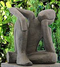 Als statuen werden freistehende, meist lebensgroße figuren von göttern oder in moderne gärten können sie sehr schön einzelne akzente mit klassischen oder asiatischen figuren setzen. Amazon De Tiefes Kunsthandwerk Steinfigur Traumer In Dunkelbraun Abstrakte Deko Figur Fur Haus Und Kunst Skulpturen Keramikskulptur Skulpturen