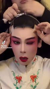 算不算現代版的霸王別姬呢, 這小哥本人也挺帥的