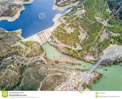 Es un lugar que ofrece al visitante un amplio abanico de actividades de alto interés turístico con las que disfrutar de unos. Presa De Alqueva En El Rio De Guadiana En Alentejo Portugal Foto De Archivo Imagen De Agua Lago 115144210