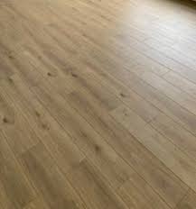 It is easy to clean, easy to lay and has a natural warmth due to the wood components. Natural Oak 12mm Laminate Timber Flooring Ebay