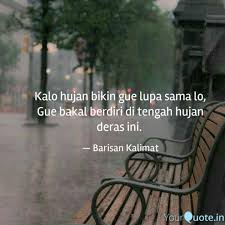 Didin mengenakan jas hujan ketika hujan deras tiba. Imas Sr Barisan Kalimat Quotes Yourquote