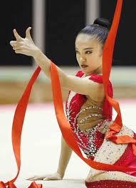 東京五輪 しなやかに強く 新体操 喜田純鈴物語 １ ダイヤの原石 人見知りも 踊るの楽しい 全日本選手権個人総合を２連覇した喜田のリボン ２０１９年１０月 千葉ポートアリーナ 四国新聞社