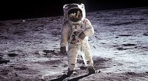 Le 21 juillet 1969, 600 millions de personnes suivaient en direct l'alunissage d'apollo 11 et les premiers pas de l'homme, ceux de neil amstrong, sur la lune. Anniversaire 50 Ans Apres Neil Armstrong On Va Marcher Sur La Lune A Pontivy Le 26 Juin Pontivy Journal