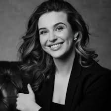 Ich liebe es, unterschätzt zu werden. Früher hat mich das verletzt. Heute  ist es mein grösster Vorteil. Besonders als Frau kenne ich dieses Spiel  gut. Manchmal reicht ein Lächeln, ein leiser… |