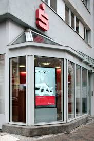 Schaufensterwerbung Digital Signage Nutzung Bei Der Frankfurter Sparkasse Sparkasse Schaufenster Bank