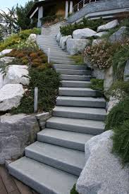 Der Robuste Naturstein Luserna Gneis War Schon Ist Schon Und Wird Immer Schon Bleiben Schon Im Mittelalter Gartentreppe Garten Stufen Abschussiger Garten