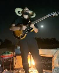 3 momentos chulitos en el live de noviembre 1ero 2020. Creí que no se podía  superar tocando con la luna bañándome de luz, pero ahí llega Lluvia y se  pone a danzar (2ndo vid). Nuevamente, gracias a ...