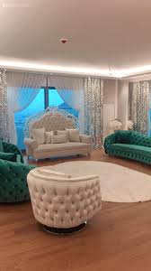 Bu Evde Siradisi Secimler Cesur Renklerle Goz Alici Bir Ortam Var Ev Gezmesi Oturma Odasi Takimlari Oturma Odasi Fikirleri Oturma Odasi Tasarimlari