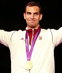 Az olimpiai aranyérmes nem hagyja abba a világraszóló siker után sem pályafutását. Gold Medalist Aron Szilagyi Of Hungary Poses On The Podium During The Medal Ceremony For The Men S Sabre Individual Podium Olympics Athlete