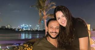 ومن تأليف أحمد عبد الله. Ù‡Ù†Ø§Ø¯ÙŠ Ù…Ù‡Ù†Ø§ ØªØ­ØªÙÙ„ Ø¨Ø¹ÙŠØ¯ Ù…ÙŠÙ„Ø§Ø¯ Ø²ÙˆØ¬Ù‡Ø§ Ø£Ø­Ù…Ø¯ Ø®Ø§Ù„Ø¯ ØµØ§Ù„Ø­ Ø¨ØªÙˆØ±ØªØ© ÙÙ‰ Ø´Ù‡Ø± Ø§Ù„Ø¹Ø³Ù„ ØµÙˆØ±Ø© Ø§Ù„ÙŠÙˆÙ… Ø§Ù„Ø³Ø§Ø¨Ø¹
