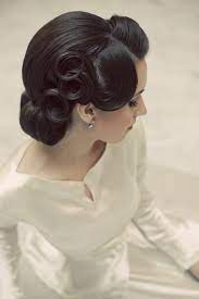 Vintage Style Amazing Hair For A Dak Brunette Bride Also Like The Lovely Neckline Sleeves Vintage Hairstyles Short Wedding Hair Long Hair Styles