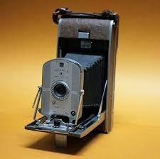 Polaroid 95 Premier Appareil Photo Instantane Par L Americain Edwin H Land 1909 1991 En 1948 How To Memorize Things Instant Camera Classic Camera