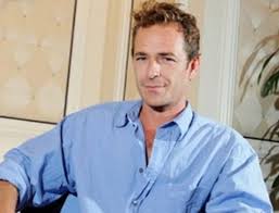 + o ator luke perry, que marcou várias séries televisivas ao longo de diferentes gerações, morreu hoje aos 52 anos, dias depois de ter sofrido um acidente vascular cerebral (avc), revelou o site tmz. Morreu Luke Perry Estrela De Beverly Hills 90210 Atualidade Flash