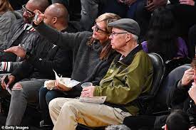 Hayes, swedish prime minister olof palme, u.s. Allison Janney Takes Selfies With Her Dad As They Sit Courtside At La Lakers Basketball Game Daily Mail Online