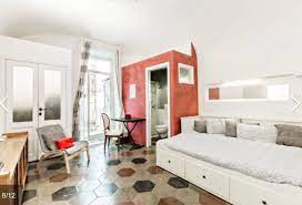 Camera con letto matrimoniale a contenitore e bagno privato in camera. Stanza Elegante Luminosa E Silenziosa Con Bagno Privato E Balcone Stanze In Affitto Roma