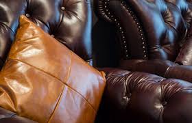 Aunque este tipo de material es realmente muy durable, lo cierto es que cuando se trata del color blanco, el por ultimo extiende el bolso sin retirar la crema a fin de que la misma continúe ablandando el sucio incrustado. Como Quitar Manchas Del Cuero Los Trucos Mas Efectivos