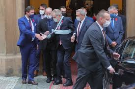 Prezident miloš zeman se v exkluzivním rozhovoru v pořadu partie terezie tománkové na cnn prima news poprvé vyjádří k diplomatické válce česka s ruskem. Zeman O Bolesti Nohou Potrebuji Aby Me Nekdo Vedl A Sepsul Antirouskare I Chvilkare Blesk Cz