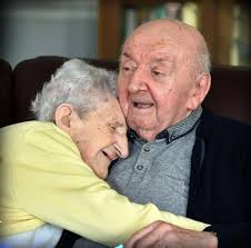 Anciana de 98 años se muda a la residencia de su hijo de 80 para cuidarle