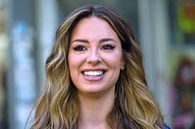 SARA JO POKAZALA GRUDI Pjevačica otkopčala sako, a ispod njega ništa (FOTO) 