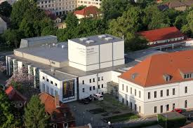 Even though the new stage was undoubtedly impressive in its dimensions, voices were raised even then expressing regret that it would hardly be suitable for staging operas by. Grosses Haus Theater Bautzen