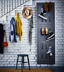 Haken An Einer Wand Seitlich Eines Treppenaufgangs Daran Kleidungsstucke Fur Draussen Hinter Einer An Der Wand Befestigten T Wandhaken Alte Tur Garderobe Ikea
