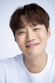 Actor Lee Hee-joon (45), who made a strong impression as a villain,  returned this time as a visual g..