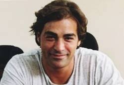 .büyük bir çıkış yakalayan sarp levendoğlu, lise defteri, çınaraltı, emret komutanım, zeliha'nın gözleri adlı dizilerde ve o şimdi asker ile emret komutanım şah mat adlı sinema filmlerinde rol aldı. Sarp Levendoglu Kimdir Kac Yasinda Nereli Biyografisi