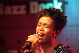 Tonya Graves zahrála pro kamarádky